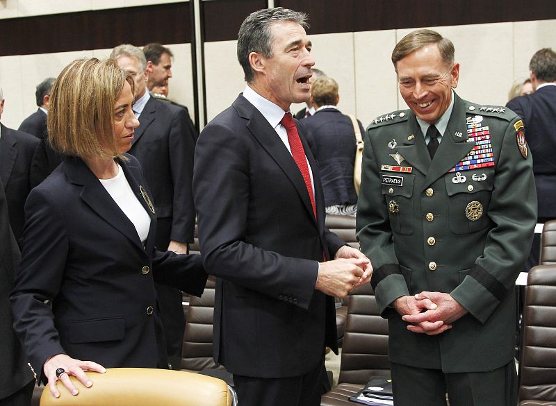 Chacón sale al paso de las quejas de EE.UU. y defiende la aportación española en Libia