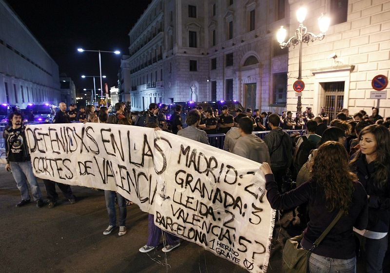 El 15-M de Madrid protesta en el Congreso en solidaridad con los activistas de Valencia