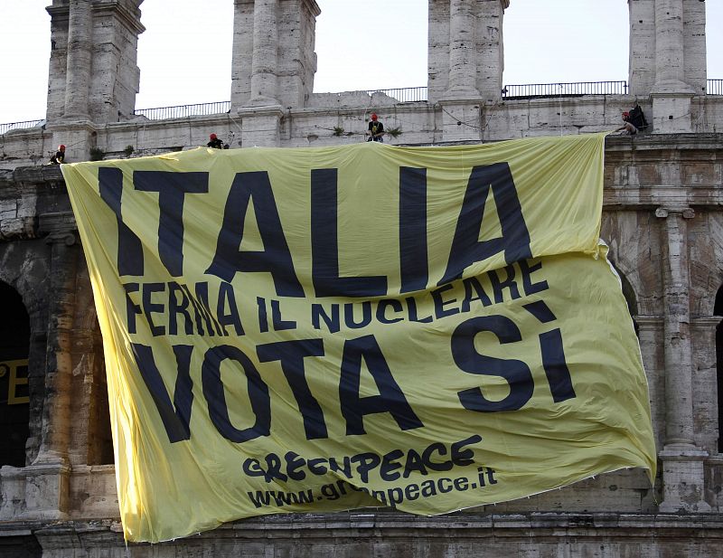 Greenpeace despliega una pancarta antinuclear en el Coliseo de Roma