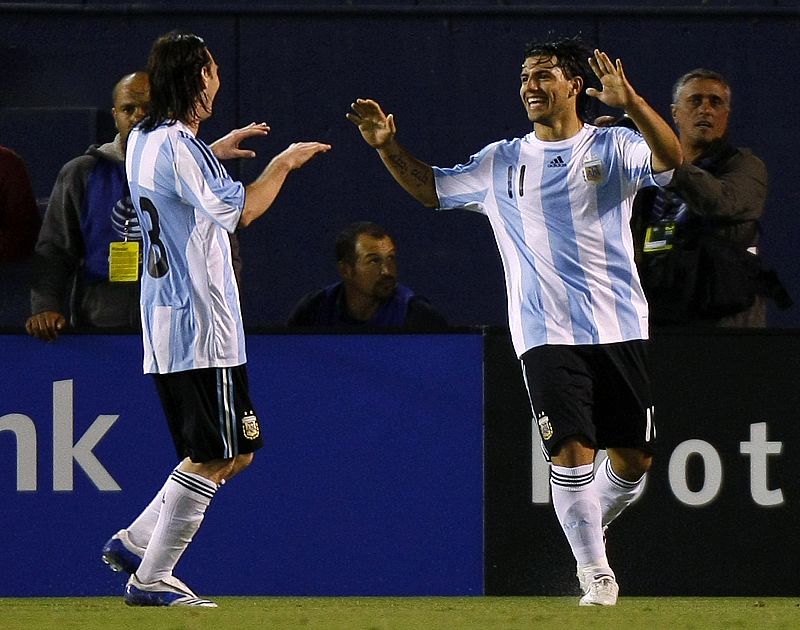 Agüero: "Messi me pregunta con insistencia a qué equipo iré a jugar"