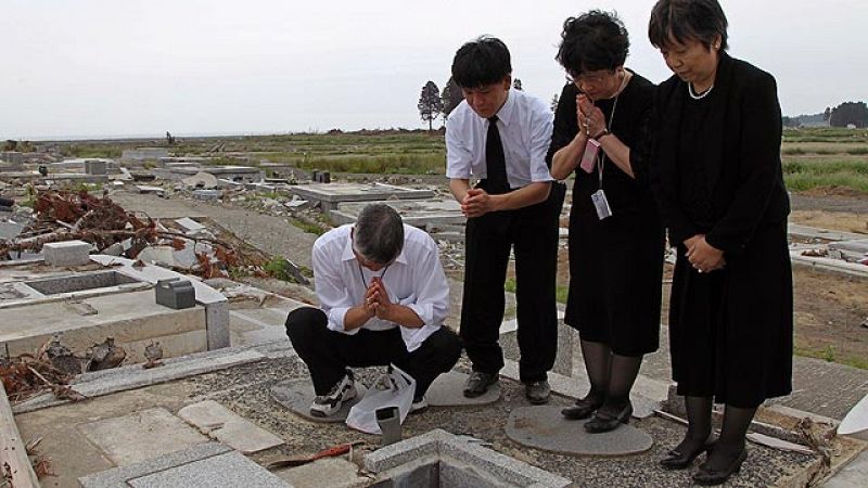 Japón recuerda a las víctimas del terremoto tres meses después