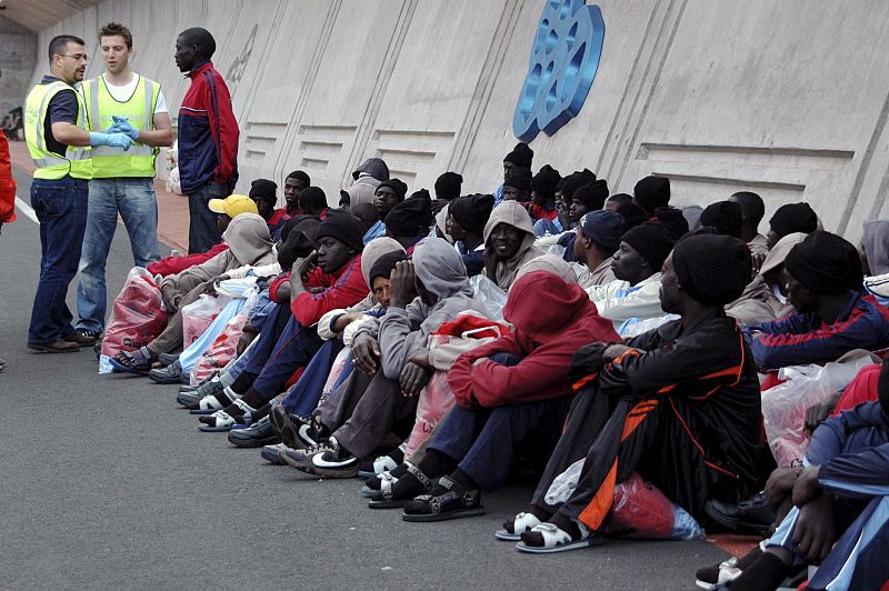 Llegan a El Hierro 76 inmigrantes de un cayuco, entre ellos, una mujer embarazada