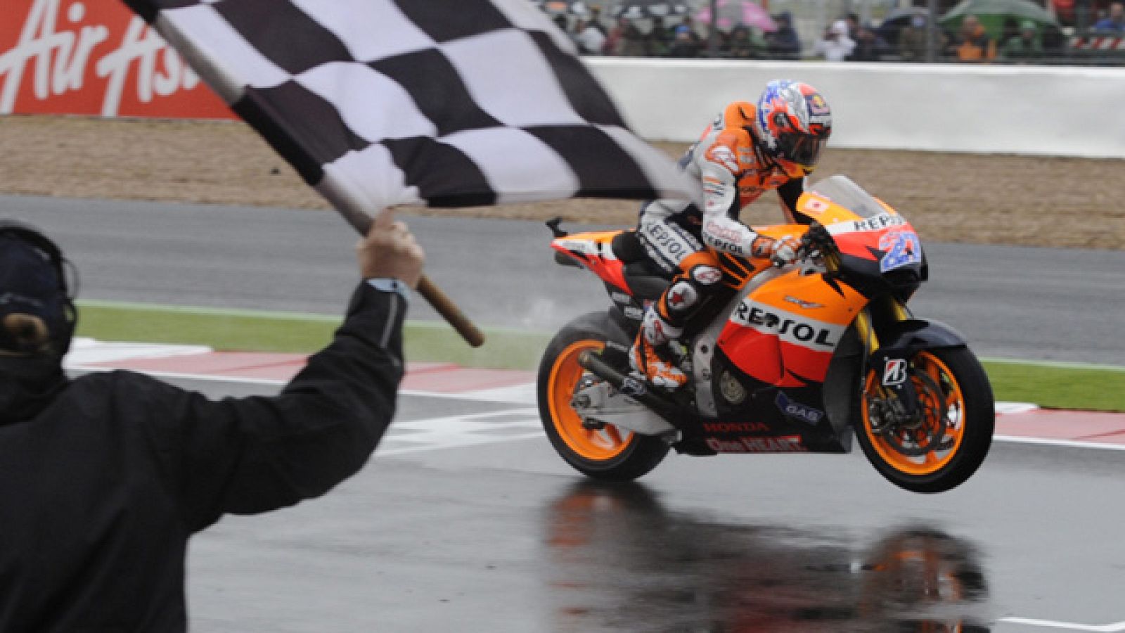 El australinao se ha impuesto en la carrera del GP de Gran Bretaña. Dovizioso ha sido segundo y Edwards tercero. En Moto2 ha ganado Bradl y Folger en 125cc.