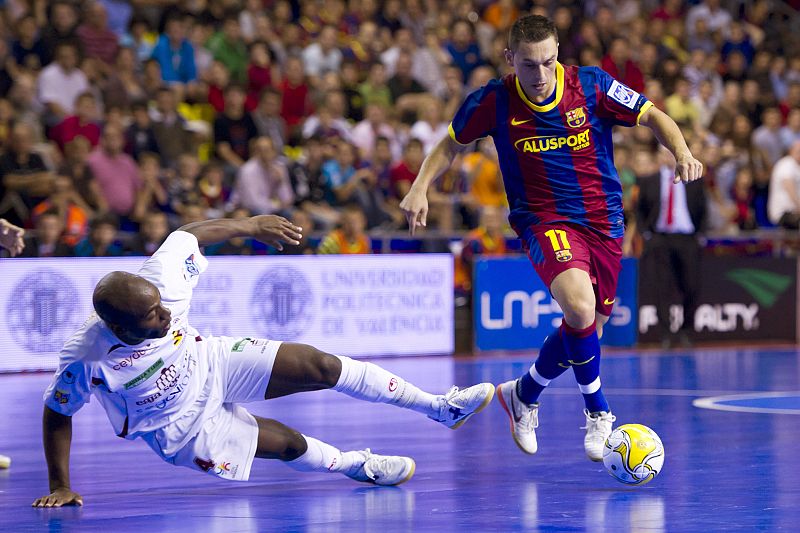 El Barcelona sufre ante el Caja Segovia pero iguala la final de fútbol sala