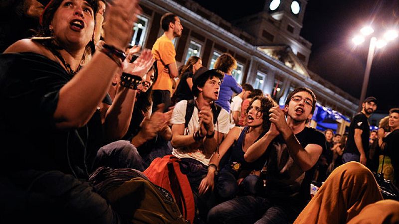Cientos de indignados improvisan una marcha por Madrid tras levantar la acampada de Sol
