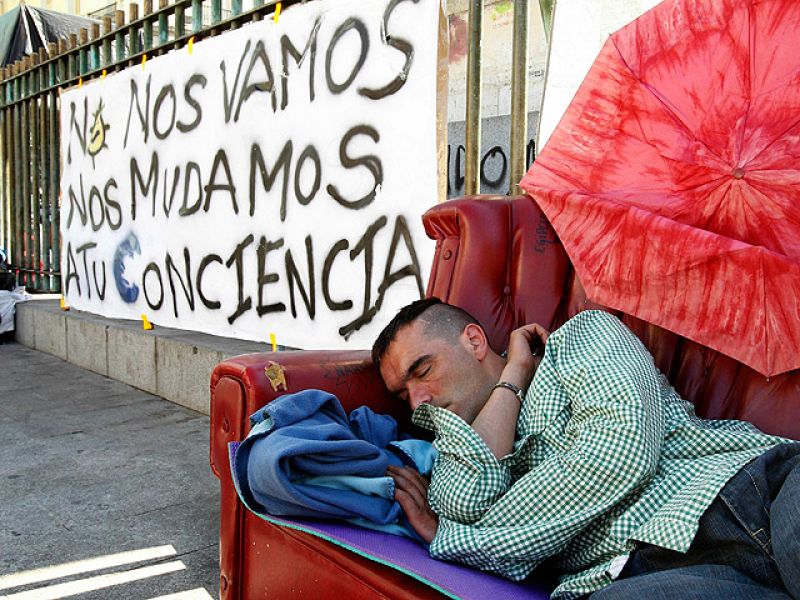 Un puesto de recogida de propuestas preside Sol, donde resisten algunas tiendas