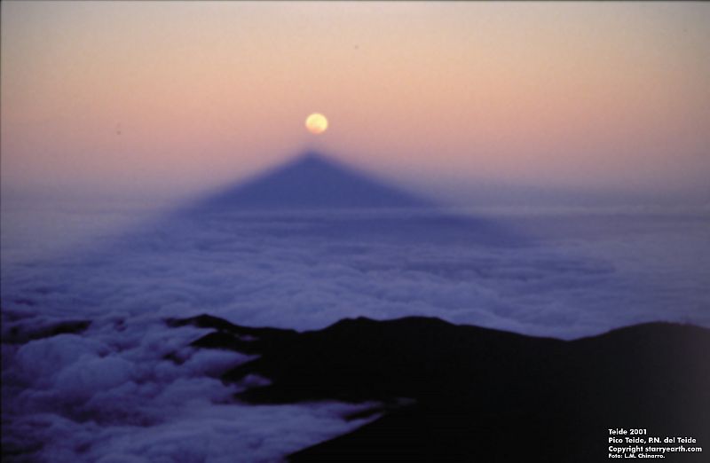 El eclipse lunar se alinea con la sombra del Teide