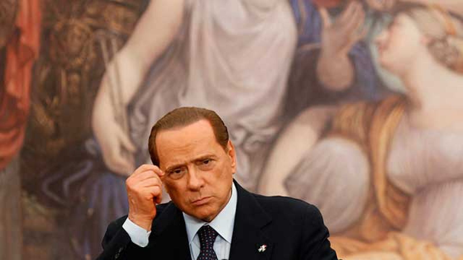 El primer ministro italiano, Silvio Berlusconi, ha aceptado el resultado de los cuatro referendos celebrados en Italia. Según el Ministerio del Interior, un 57 % de los italianos han participado en las consultas