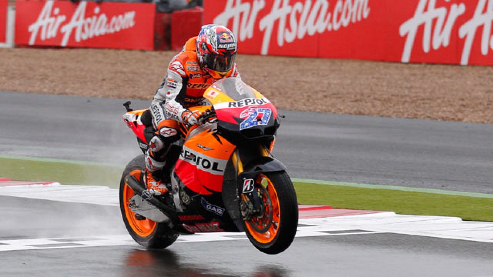 Stoner se distancia en Silverstone