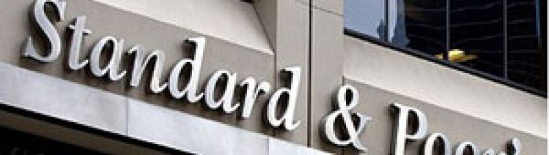 Standard & Poor's rebaja tres escalones la deuda de Grecia y la califica como "vulnerable"