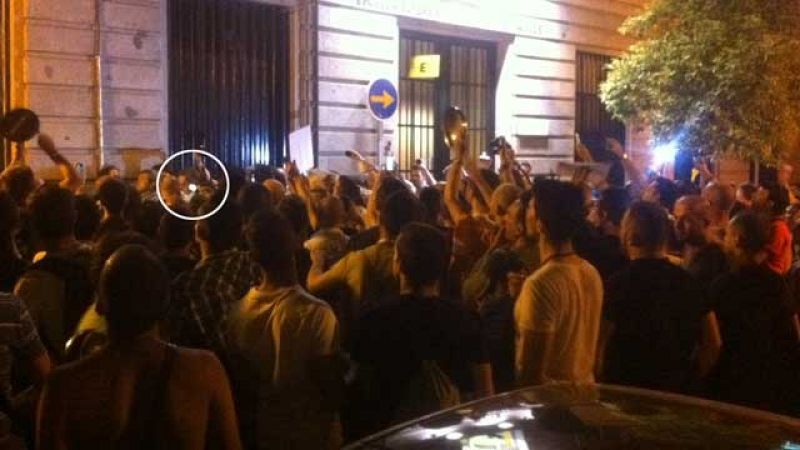 Gallardón, perseguido y abucheado por prohibir la música del Orgullo Gay en la plaza de Chueca