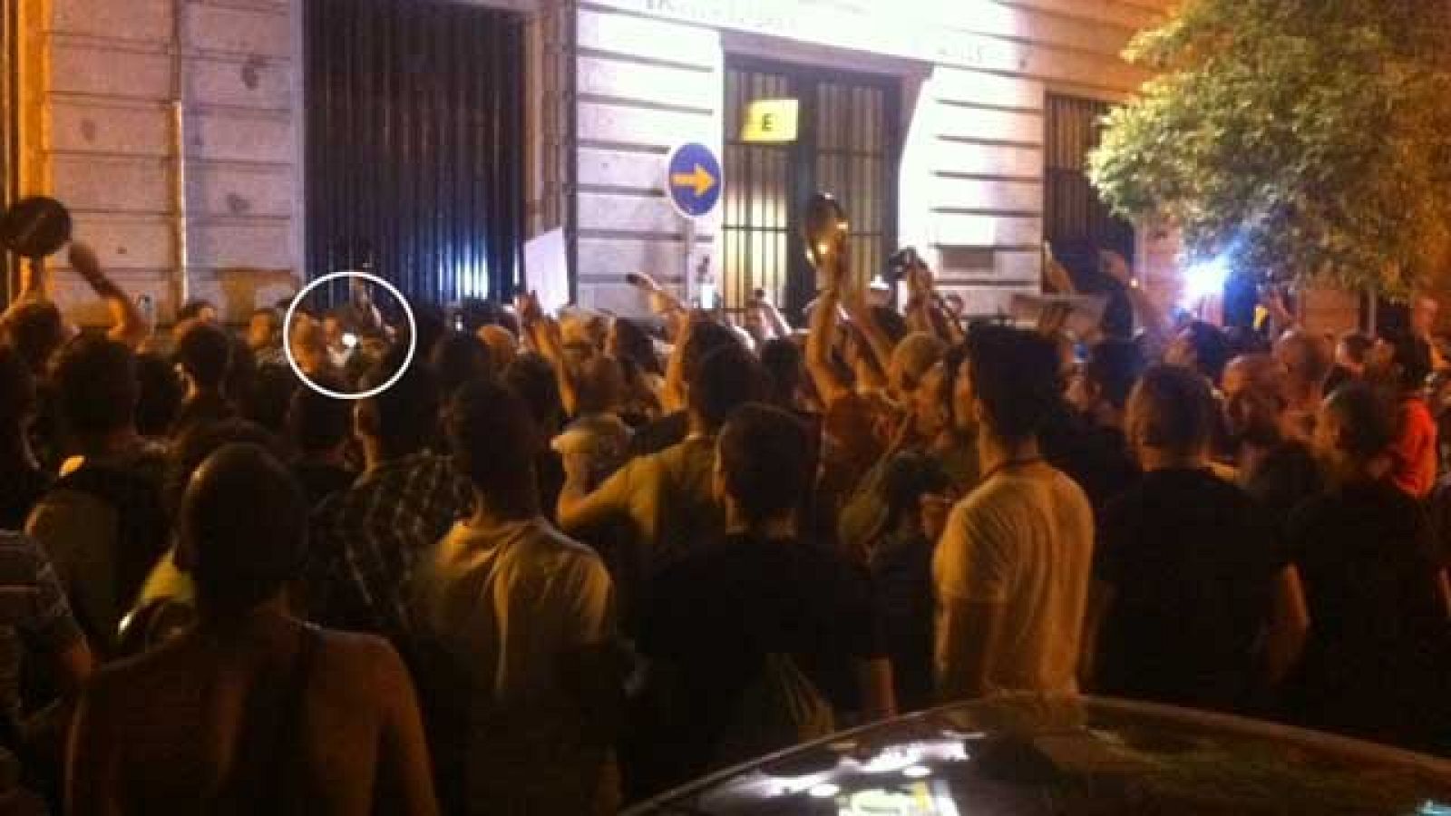 Los 'indignados' del Orgullo Gay persiguen al alcalde al grito de 'Gallardón, dimisión' | Ver