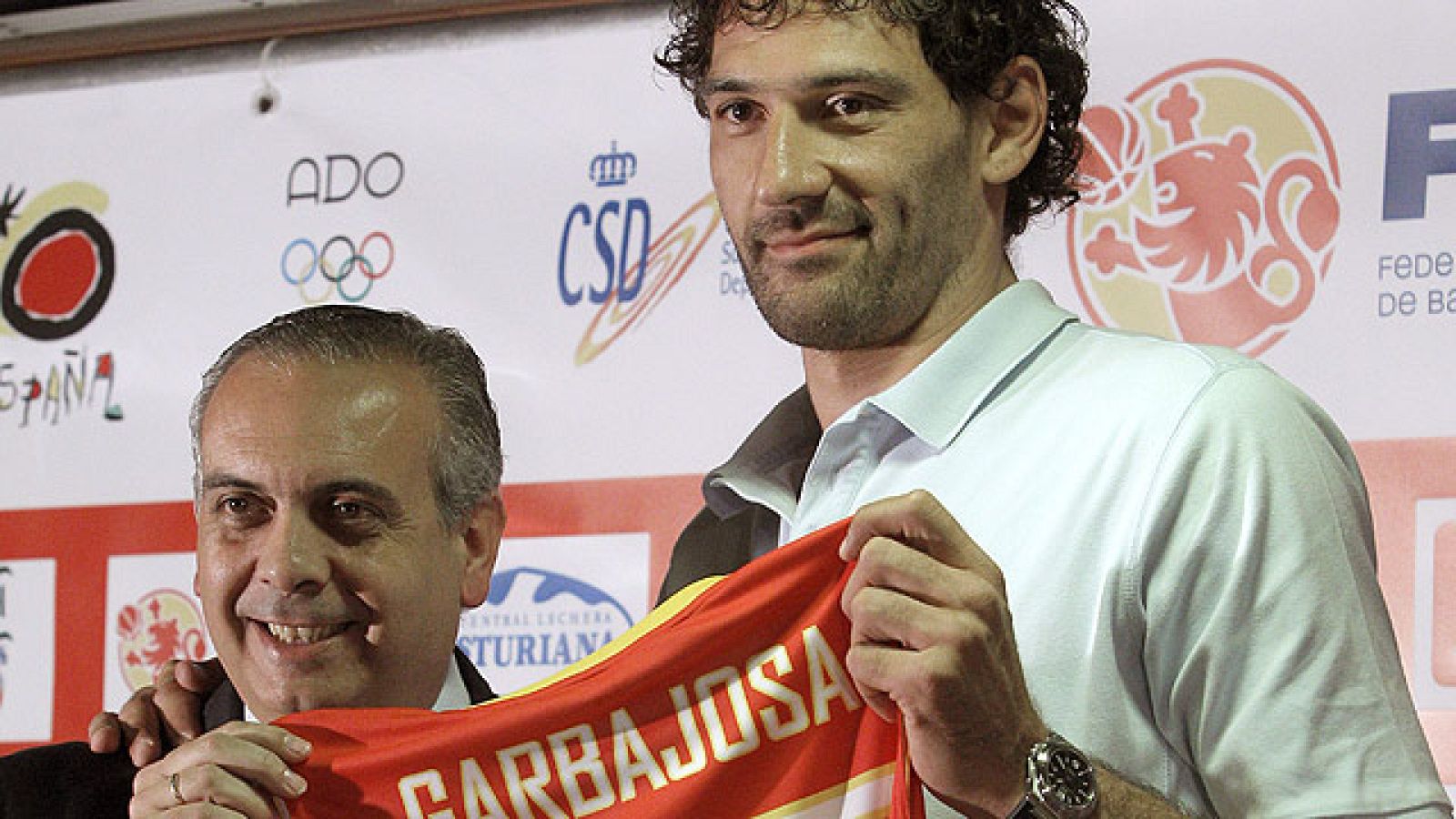 Jorge Garbajosa ha anunciado su retirada de la selección, su "equipo", del que se marcha "con la cabeza muy alta". El torrejonero, que ha dicho que se aburrirá "como una ostra" este verano sin selección, seguirá en activo.