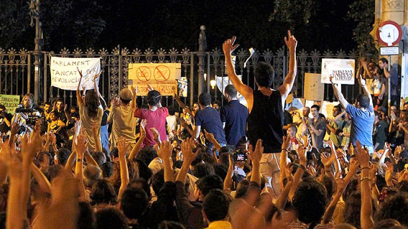 Cientos de 'indignados' acampan frente al parque de Ciutadella, blindado por la policía