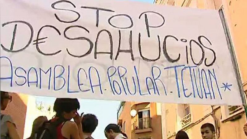 Los 'indignados' logran frenar el desahucio de una familia en el madrileño barrio de Tetuán