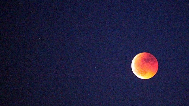 Un eclipse tiñe la Luna de rojo