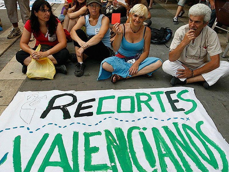 Unos 300 'indignados' protestan pacíficamente en las Cortes Valencianas, blindadas por la policía