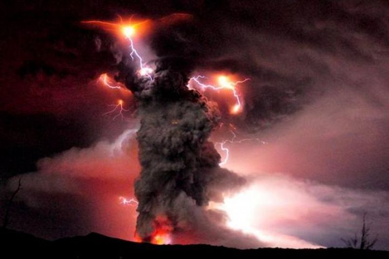 ¿Por qué se producen los rayos volcánicos?