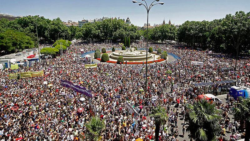 Decenas de miles de "indignados" inundan Madrid con un ambiente festivo contra el Pacto del Euro