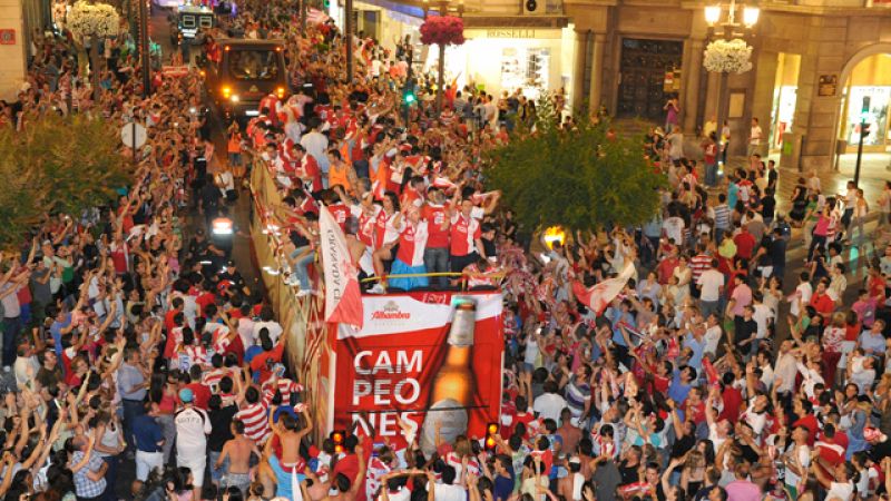 Granada celebra un ascenso histórico con sus héroes