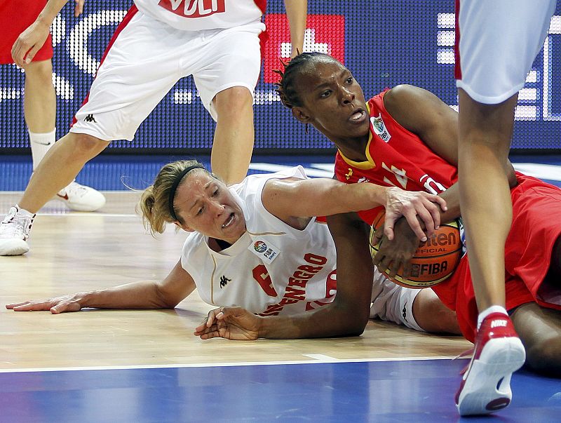 Paso atrás de la selección femenina ante Montenegro