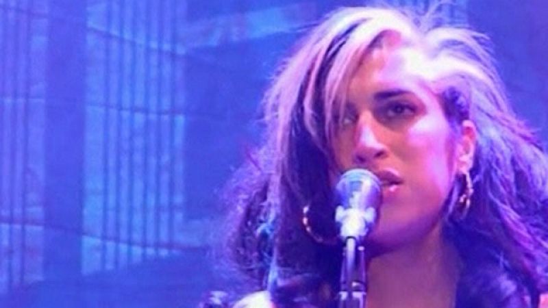 Amy Winehouse cancela su gira europea tras apenas mantenerse en pie en Belgrado