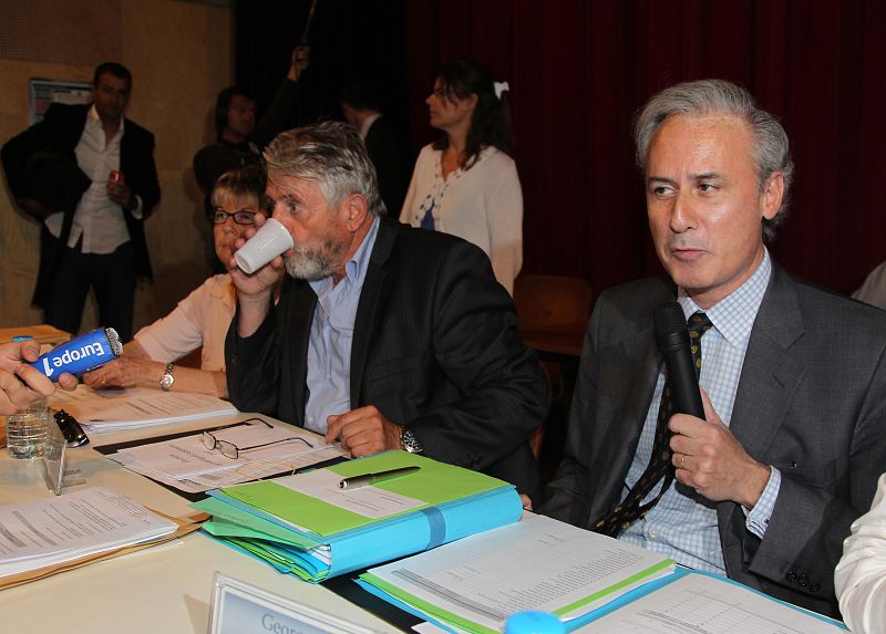 Detienen al exsecretario de Estado francés acusado de agresión sexual