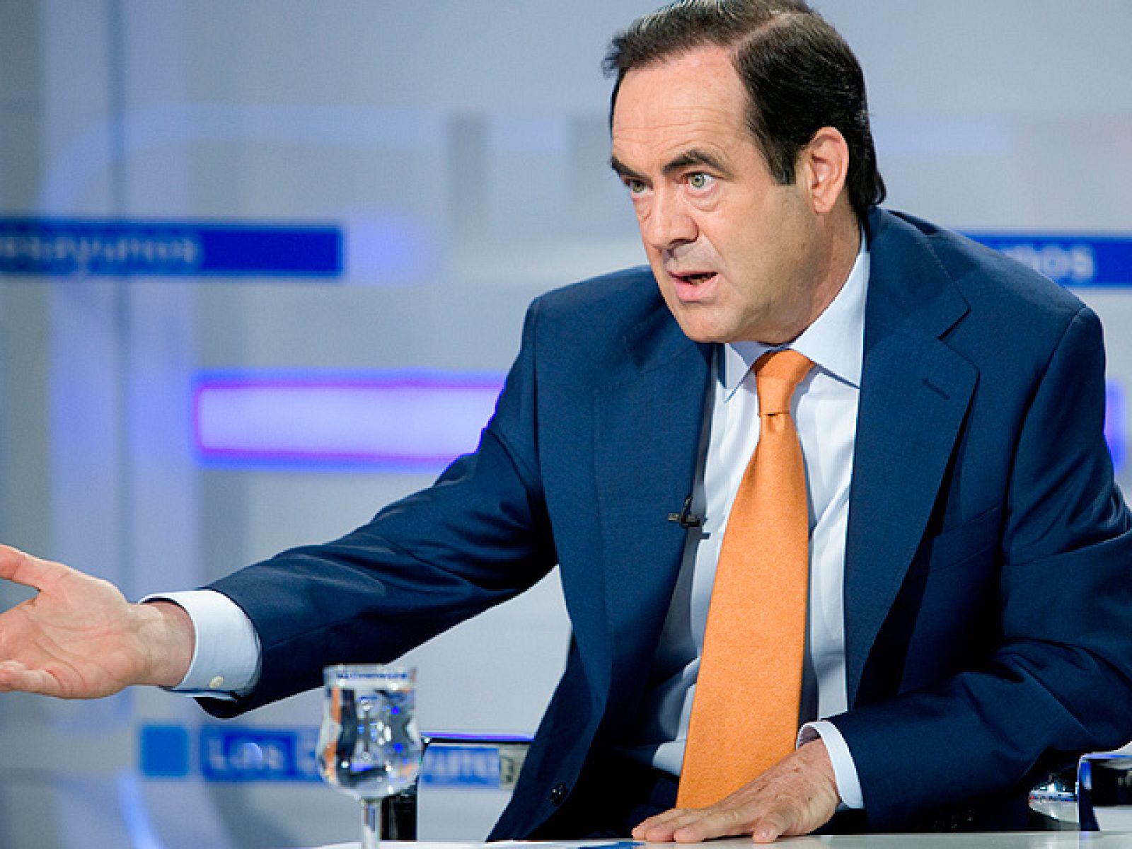 Bono, a los indignados frente al Congreso: "Por la fuerza ya entró Tejero" | Ver