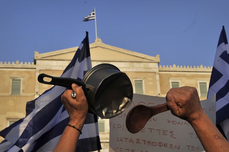 El rescate deja sin crédito a los politicos griegos