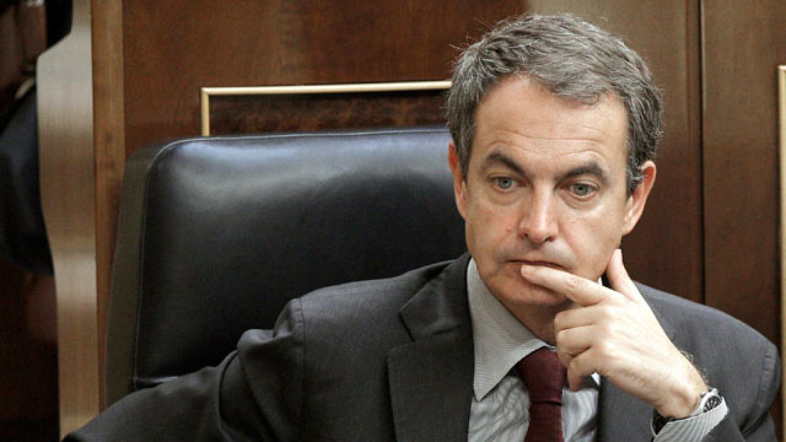 Zapatero defiende que se cumplen los ingresos y Rajoy lo niega | Ver