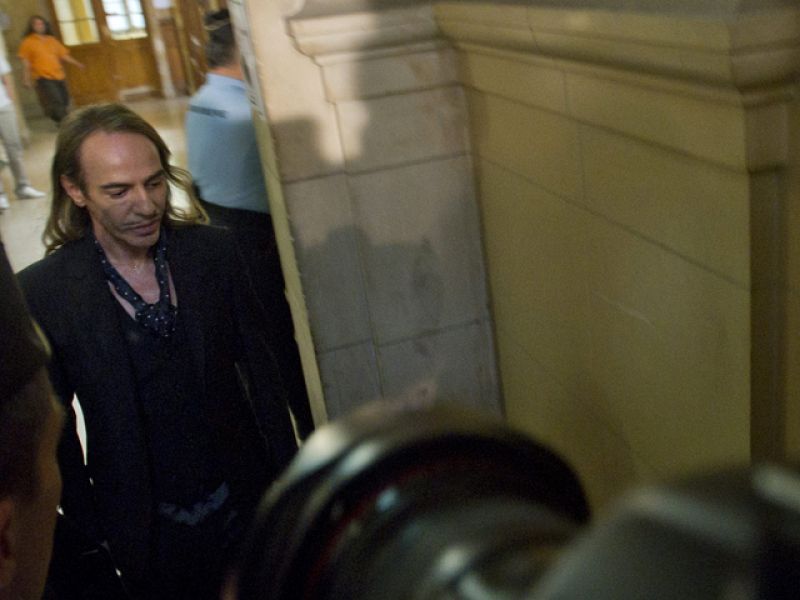 Galliano dice que era un adicto y que no recuerda los insultos racistas