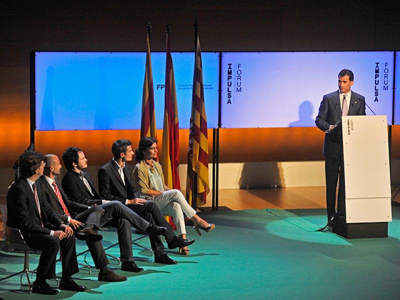 El príncipe asegura que no se debe aceptar que la desesperanza alcance a los jóvenes