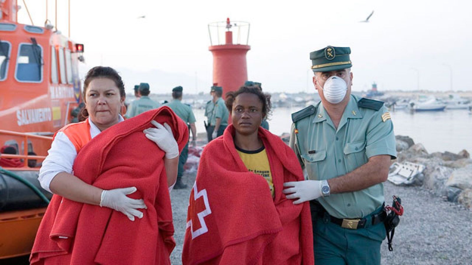 Salvamento marítimo rastrea la zona de la isla de Alborán en busca de una patera