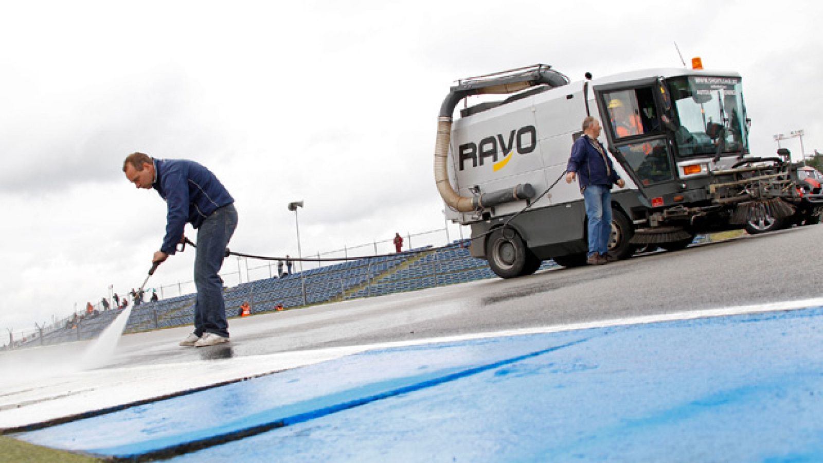 La lluvia y el aceite se han combinado en Assen para que se suspendiesen los libres programados por la tarde para las tres categorías. Por la mañana, el más rápido en MotoGP ha sido Simoncelli, en Moto2 Bradl y en 125cc Folger.