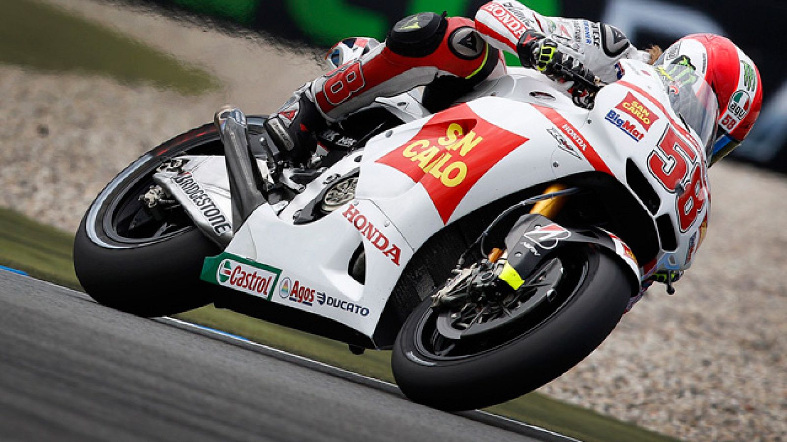 El italiano Simoncelli se ha llevado la 'poel' del GP de Holanda. Ben Spies ha sido segundo y Casey Stoner tercero. En Moto2, Bradl sigue imparable y en 125cc, Maverick Viñales sigue sorprendiendo. 