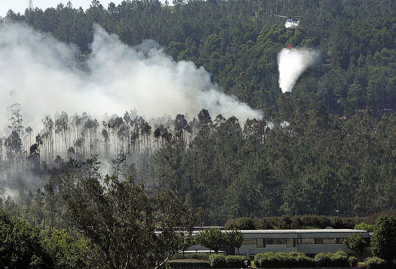 Cinco incendios siguen activos en Galicia, el más grande en Boiro