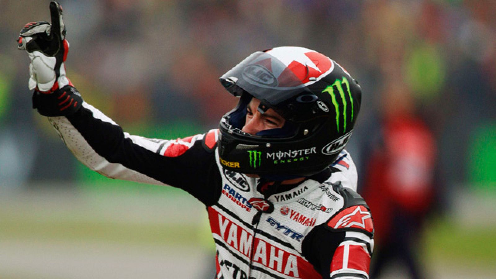 El norteamerciano Ben Spies ha conseguido la primera victoria de su vida en MotoGP en la 'Catedral' de Assen. Stoner ha sido segundo y Dovizioso tercero. Lorenzo y Simoncelli protagonizaron la caída el día. En Moto2, ganó Márquez; y en 125cc, hizo lo propio Viñales.
