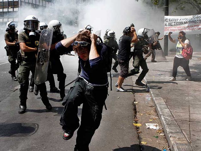 La primera jornada de la huelga general paraliza Grecia y deriva en enfrentamientos en Atenas