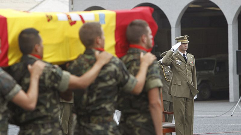 Los dos fallecidos en Afganistán reciben la Cruz del Mérito Militar en su último adiós
