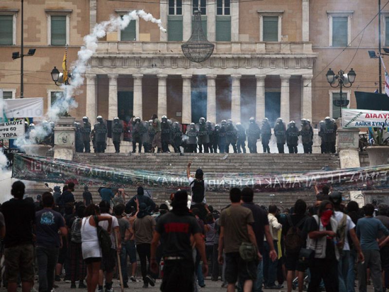 La aprobación del plan de ajuste desata una batalla campal en las calles de Atenas