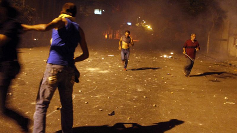 La batalla campal entre la Policía y manifestantes en la plaza Tahrir deja más de 1.000 heridos