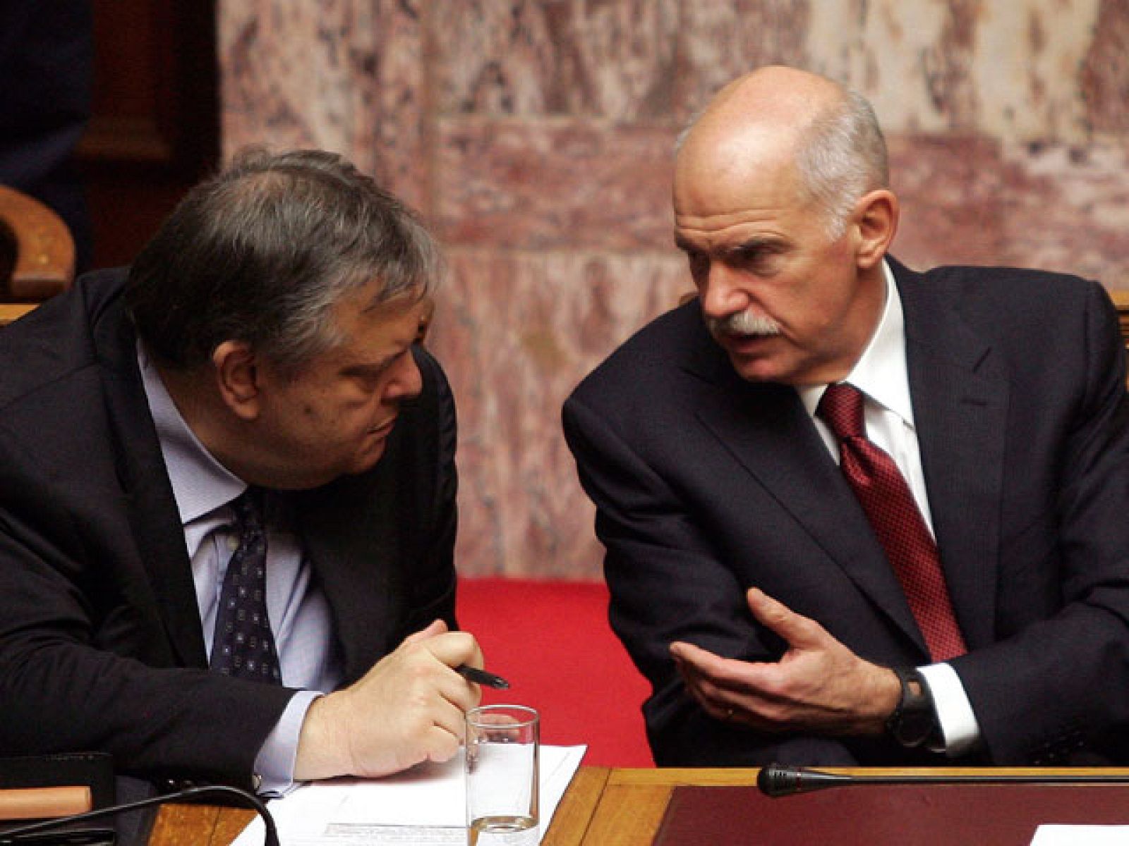 El Parlamento griego da luz verde a los recortes que permiten acceder al rescate