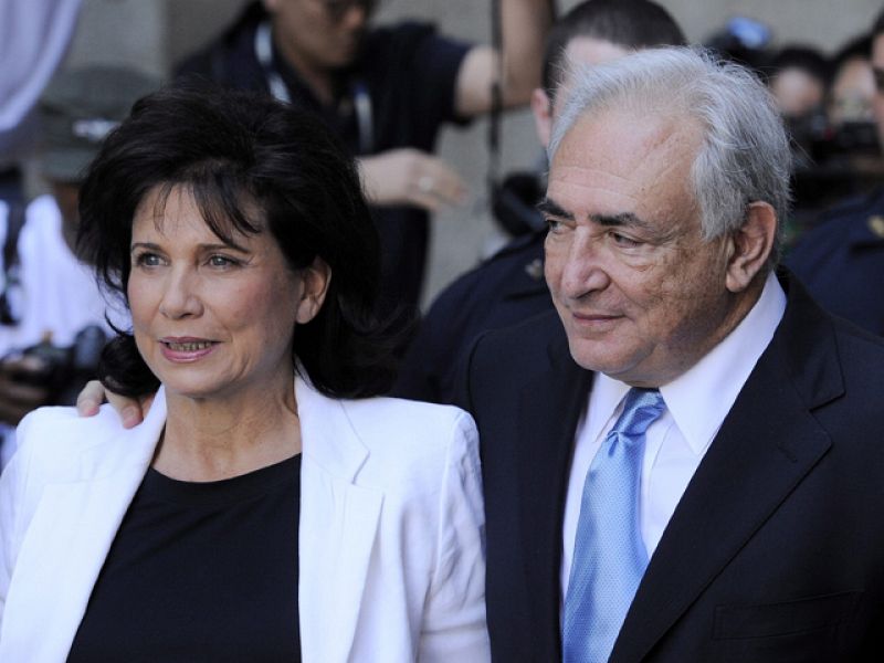 El juez deja libre sin fianza aunque con cargos a Strauss-Kahn en un giro radical de su caso