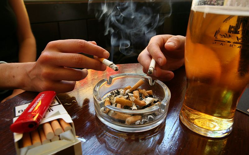 Seis meses de la ley antitabaco: el empleo en la hostelería resiste y baja la venta de cigarrillos