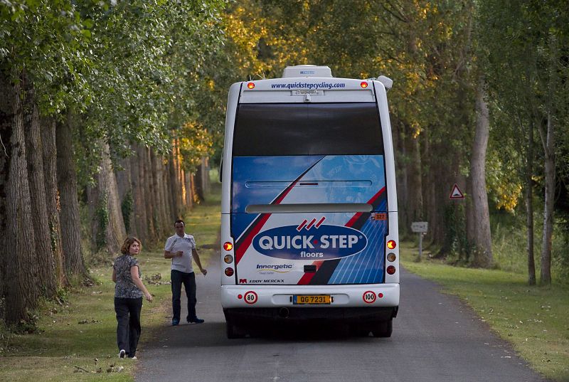 Registran el autobús de Quick Step, que se considera "gravemente perjudicado"
