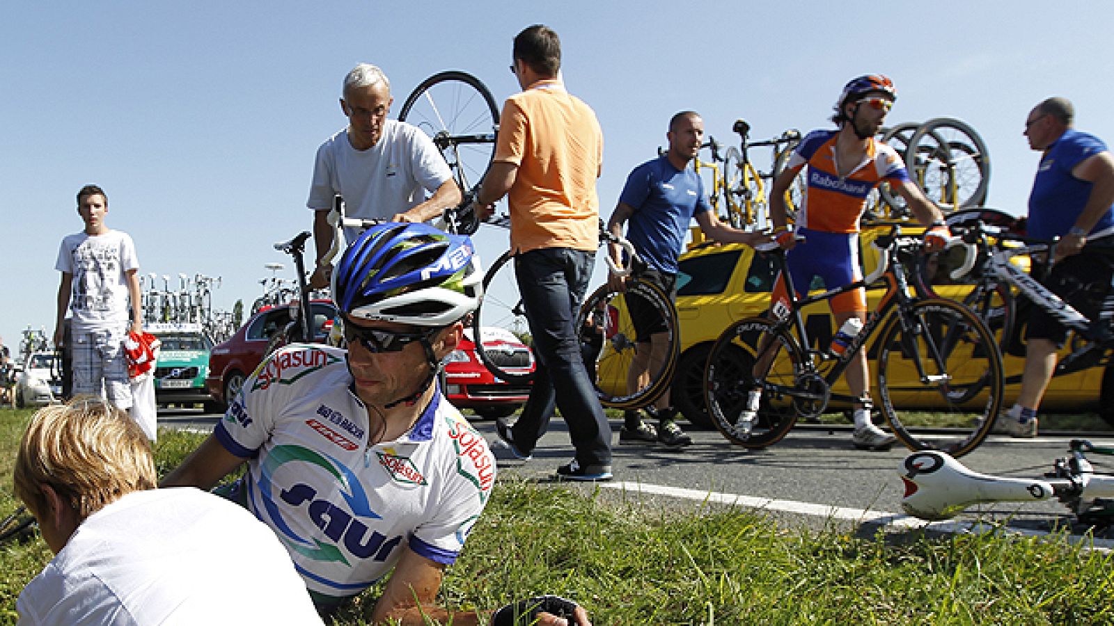 A falta de ocho kilómetros para el final de la primera etapa del Tour 2011, una caída ha provocado una montonera que ha cortado el pelotón. El español Alberto Contador ha perdido un minuto y 20 segundos al verse afectado