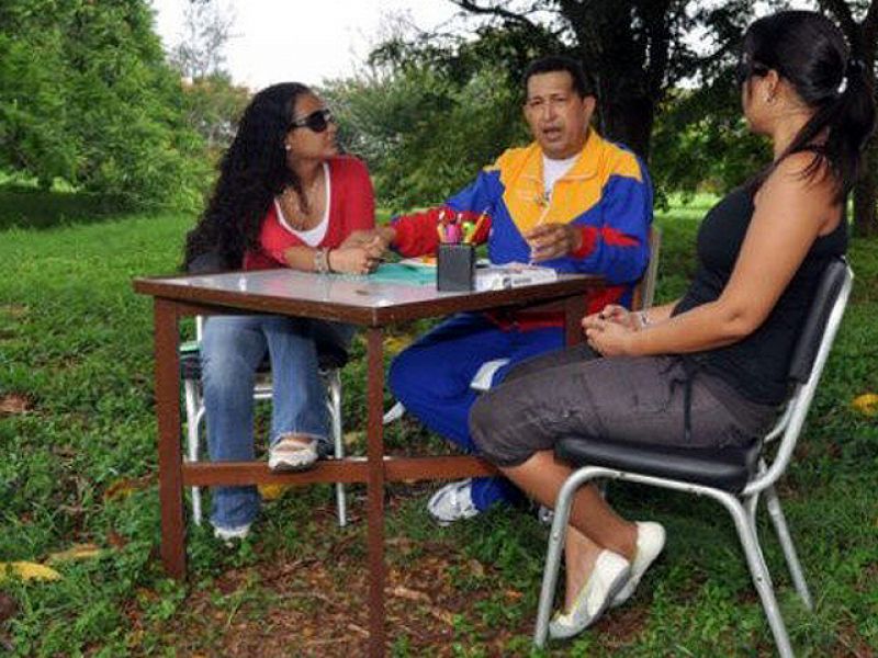 Chávez tranquiliza a sus partidarios comiendo fruta y felicita a Venezuela por su bicentenario