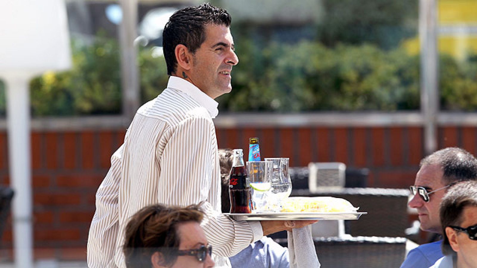 El paro bajó en junio en 67.858 personas y cae en todos los sectores, salvo en la agricultura