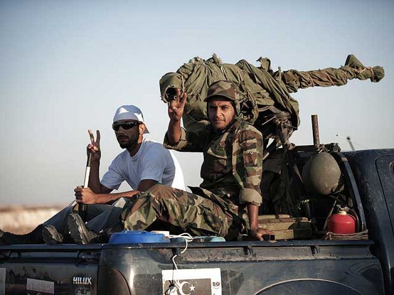 Los rebeldes avanzan hacia Trípoli y estrechan el cerco a Gadafi