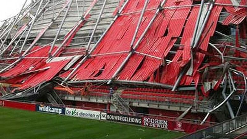 Un muerto tras derrumbarse el techo del estadio del Twente holandés